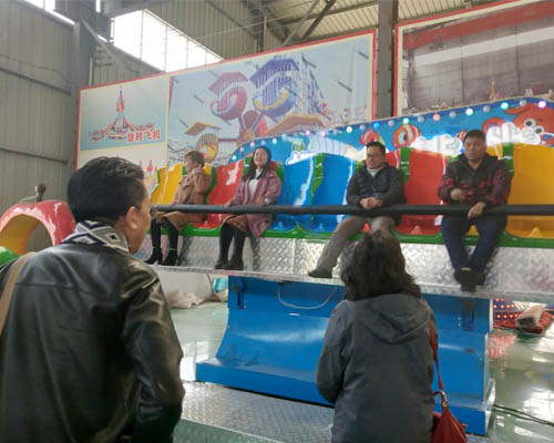 Индонезия клиенты посетить аттракцион лавка в Китае